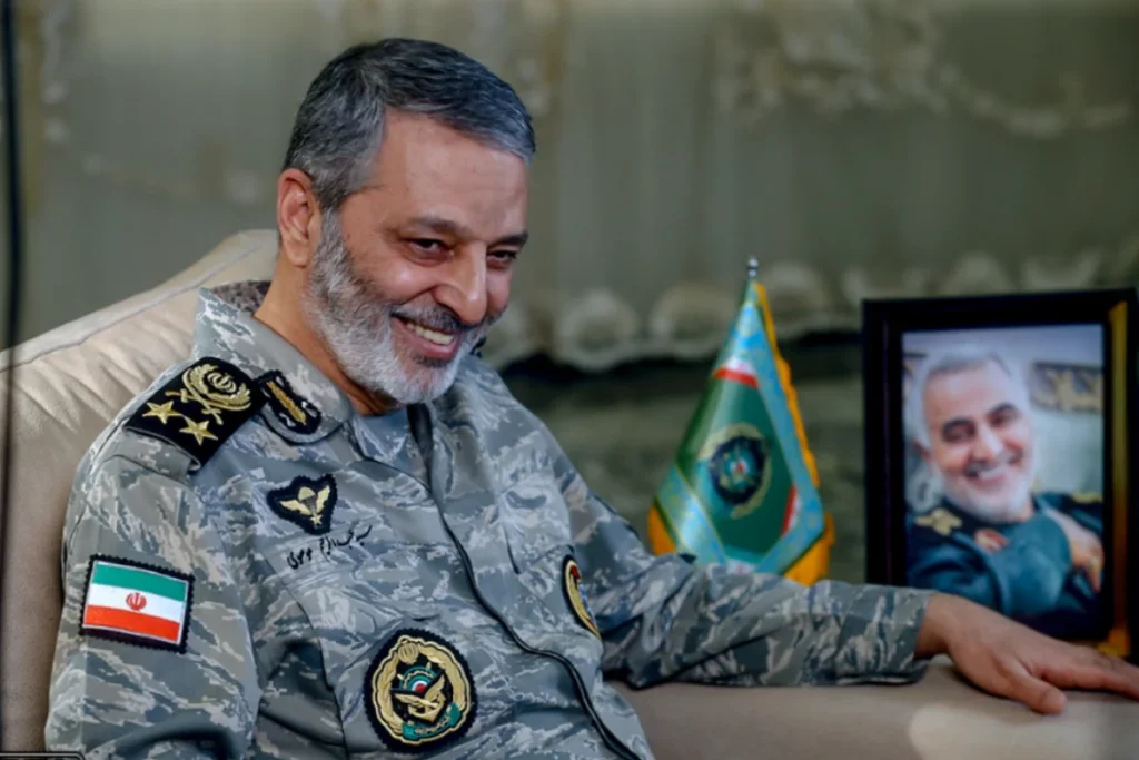 شهید عبدالرحیم موسوی در حال مصاحبه